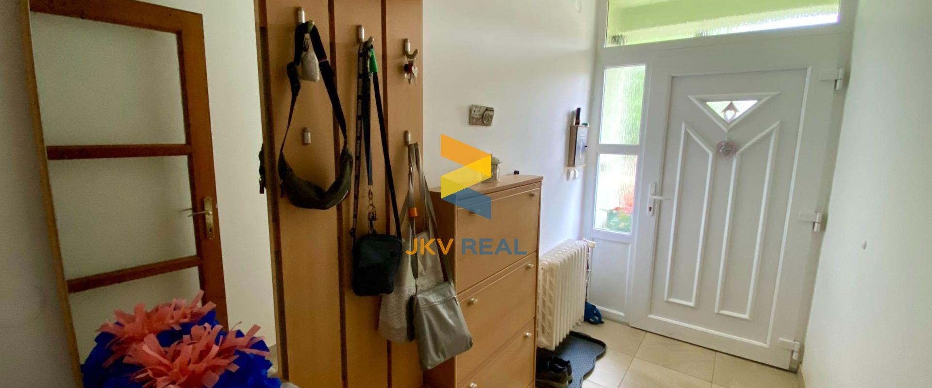 Priestranný rodinný dom, 2x garáž, pivnica a pozemok 800 m2 - Tomášov