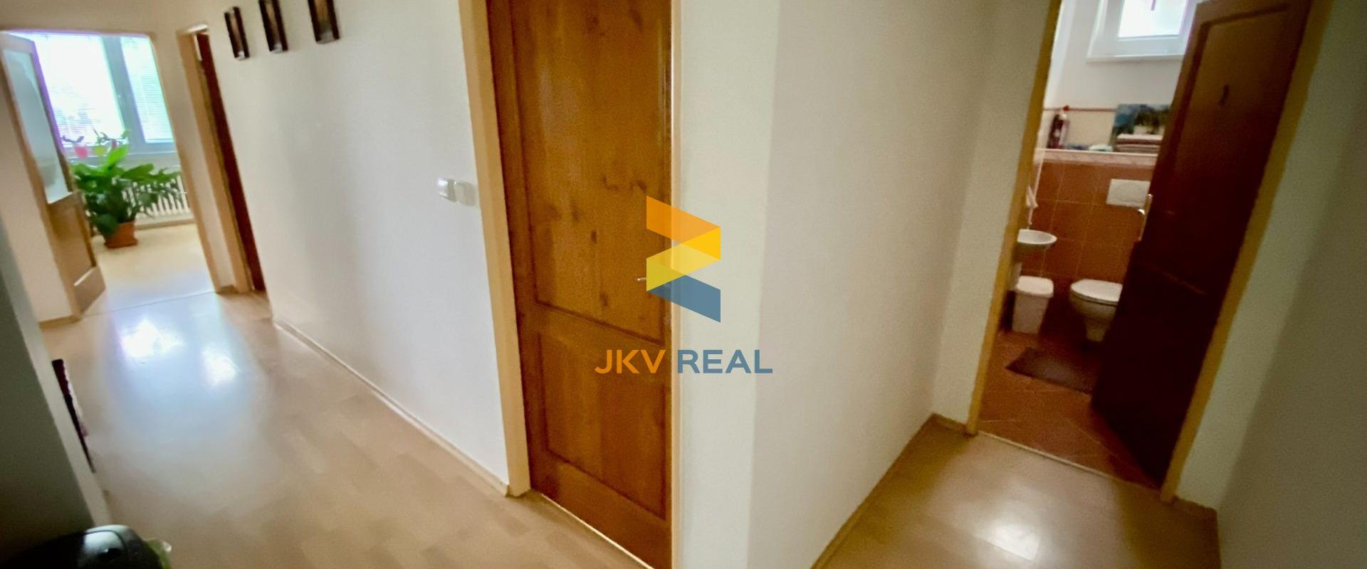 Priestranný rodinný dom, 2x garáž, pivnica a pozemok 800 m2 - Tomášov