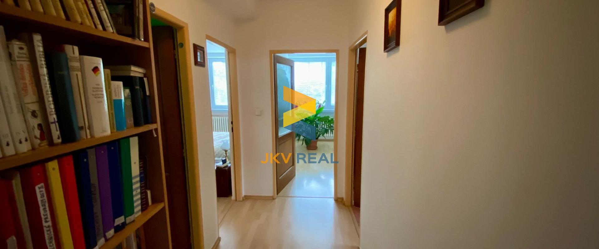 Priestranný rodinný dom, 2x garáž, pivnica a pozemok 800 m2 - Tomášov