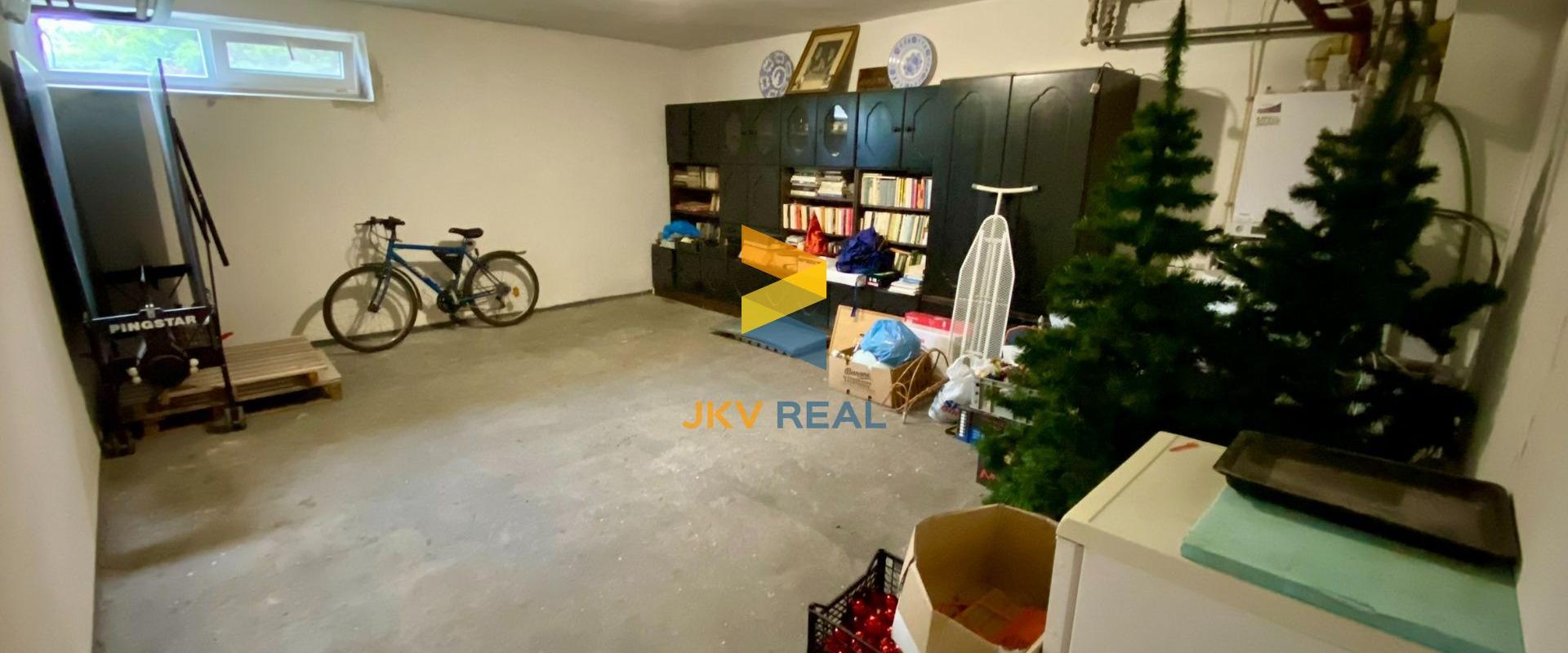 Priestranný rodinný dom, 2x garáž, pivnica a pozemok 800 m2 - Tomášov