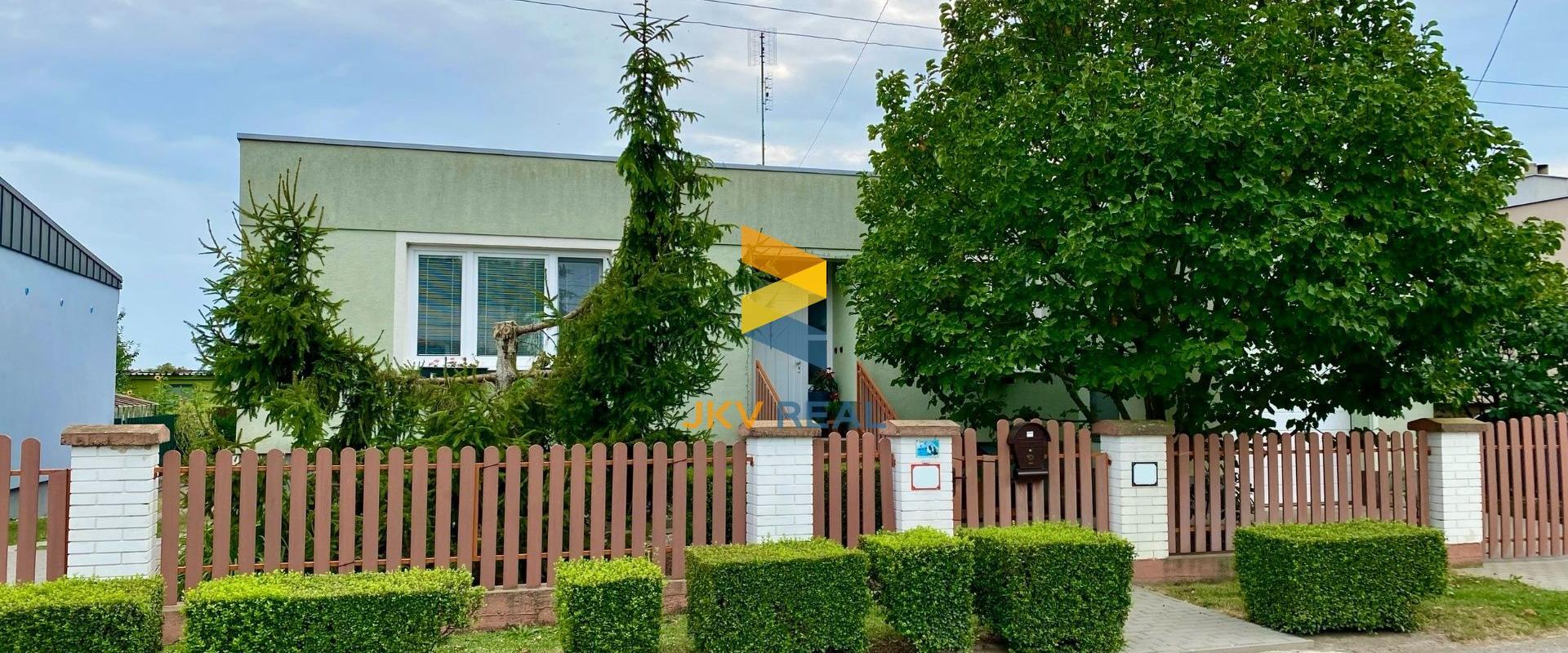 Priestranný rodinný dom, 2x garáž, pivnica a pozemok 800 m2 - Tomášov