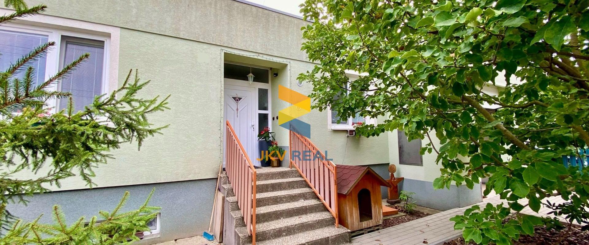 Priestranný rodinný dom, 2x garáž, pivnica a pozemok 800 m2 - Tomášov