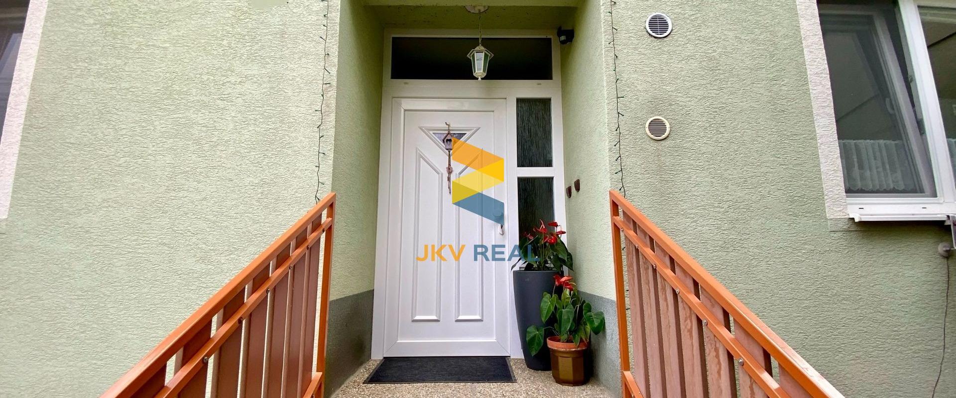 Priestranný rodinný dom, 2x garáž, pivnica a pozemok 800 m2 - Tomášov