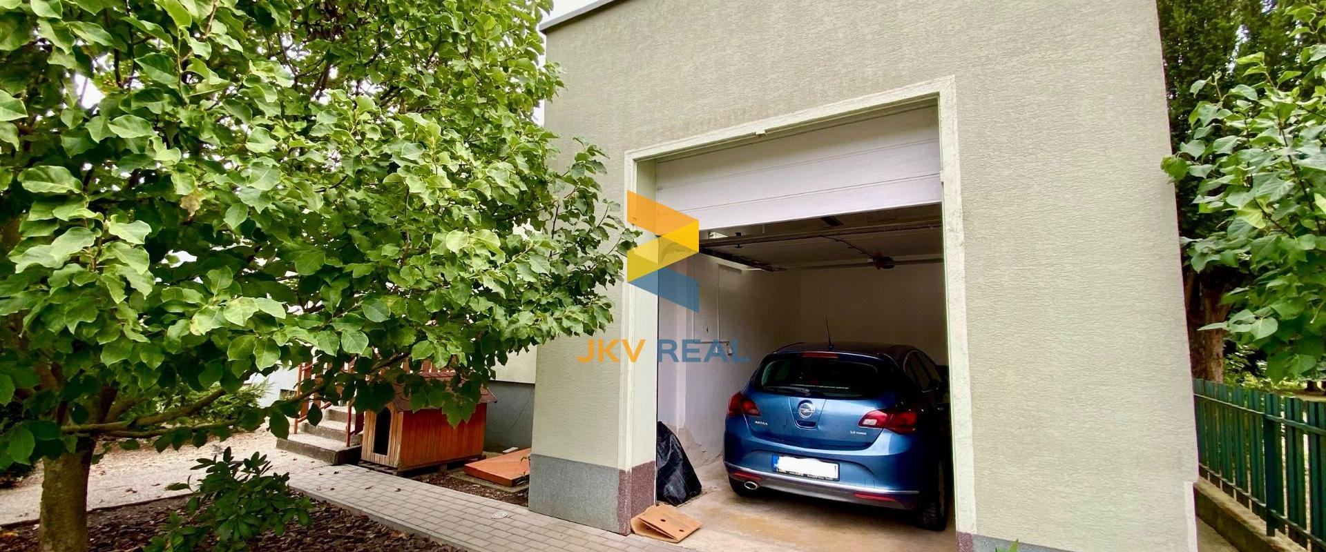 Priestranný rodinný dom, 2x garáž, pivnica a pozemok 800 m2 - Tomášov