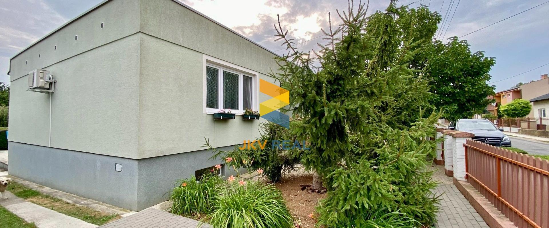 Priestranný rodinný dom, 2x garáž, pivnica a pozemok 800 m2 - Tomášov