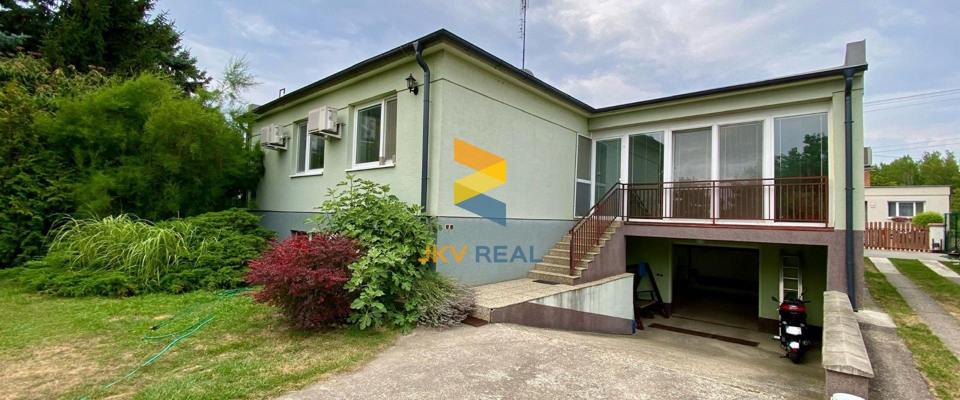 Priestranný rodinný dom, 2x garáž, pivnica a pozemok 800 m2 - Tomášov