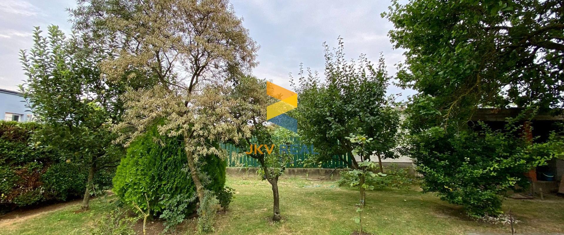 Priestranný rodinný dom, 2x garáž, pivnica a pozemok 800 m2 - Tomášov