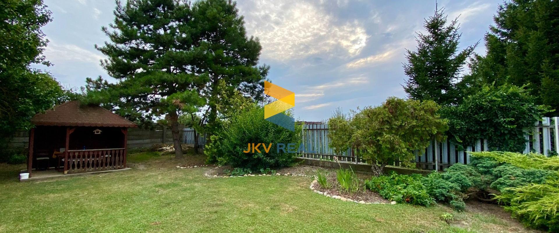 Priestranný rodinný dom, 2x garáž, pivnica a pozemok 800 m2 - Tomášov