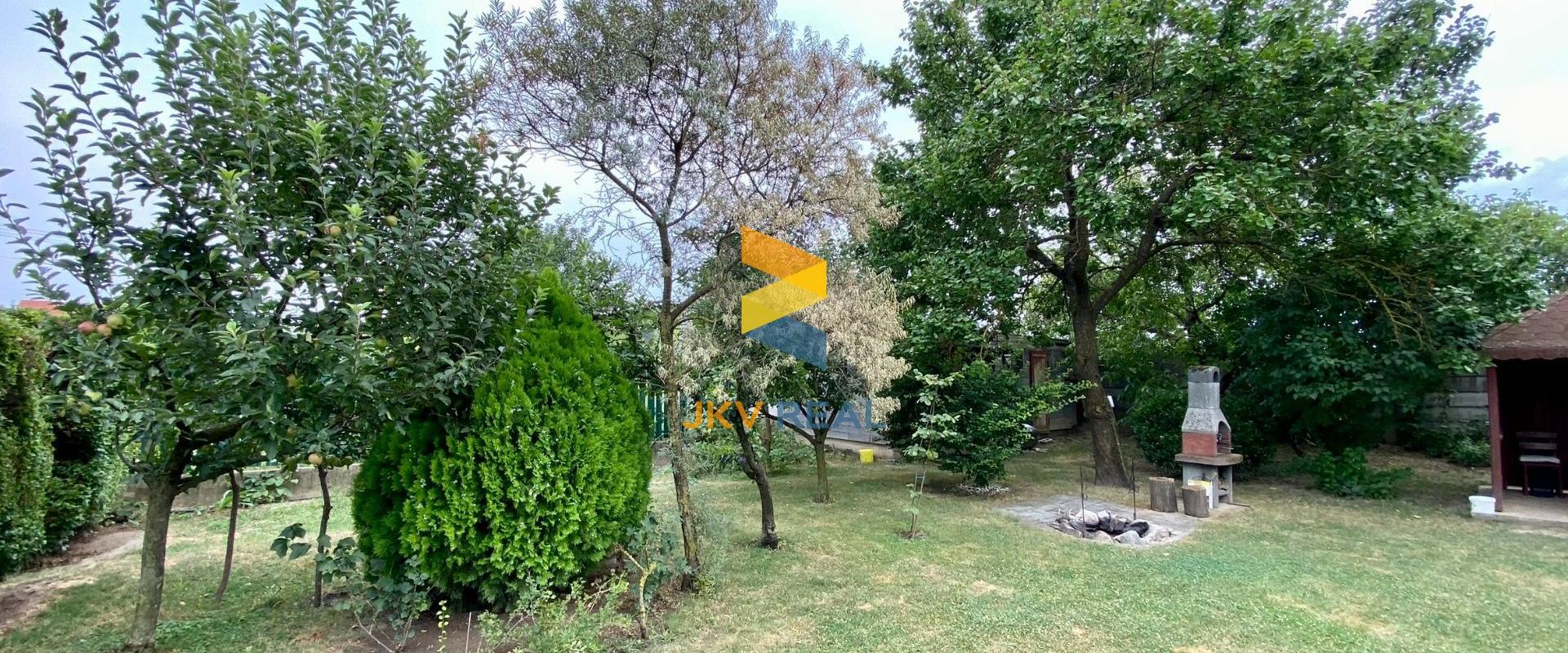 Priestranný rodinný dom, 2x garáž, pivnica a pozemok 800 m2 - Tomášov