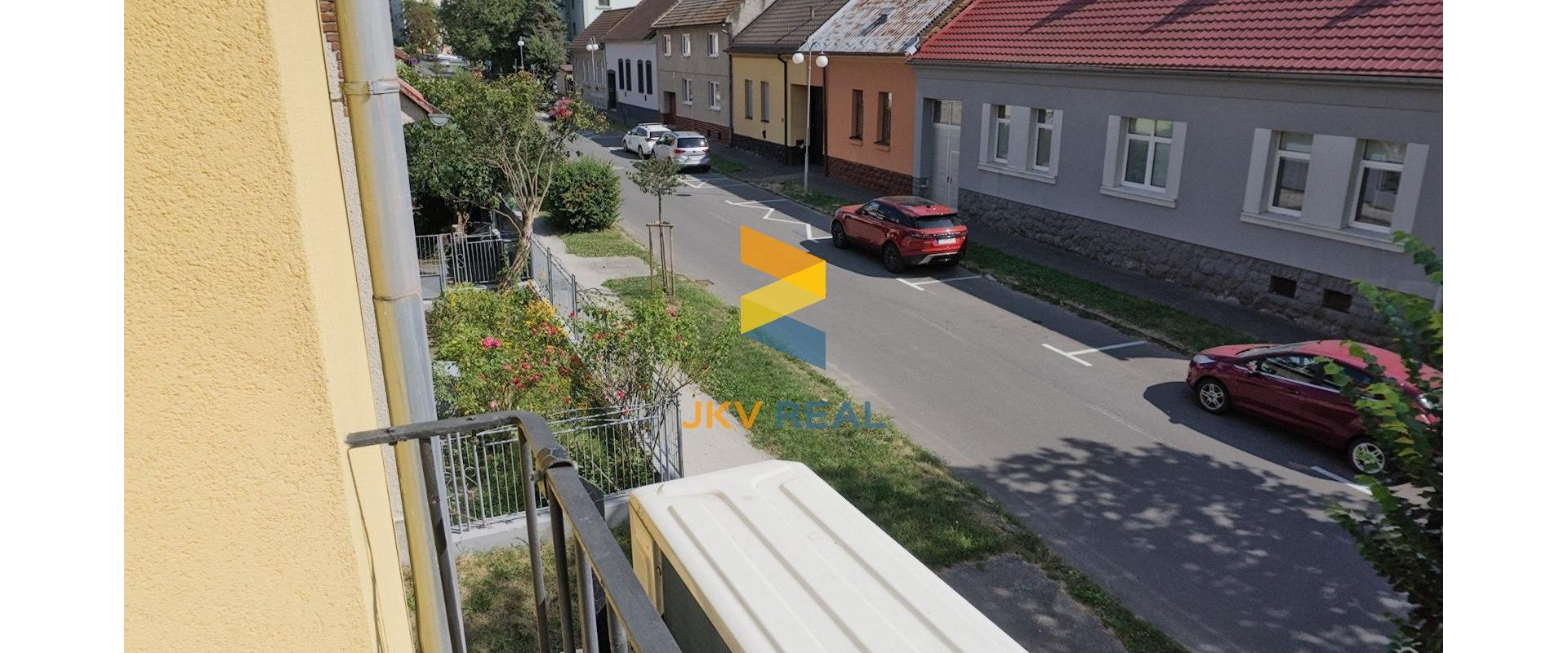 Zariadený 2-izbový byt v kľudnej zóne širšieho centra Zvolena