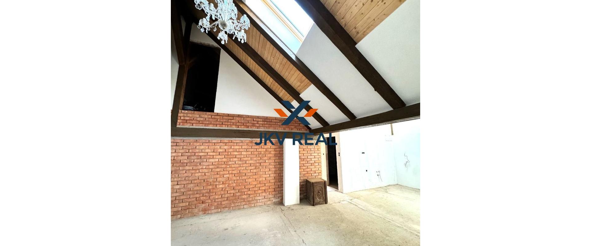 Podkrovný 4. izbový byt na Hlavnej ulici s výťahom, Prešov