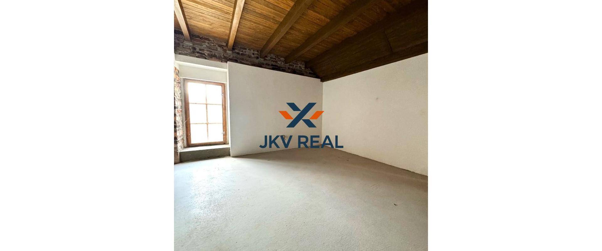 Podkrovný 4. izbový byt na Hlavnej ulici s výťahom, Prešov