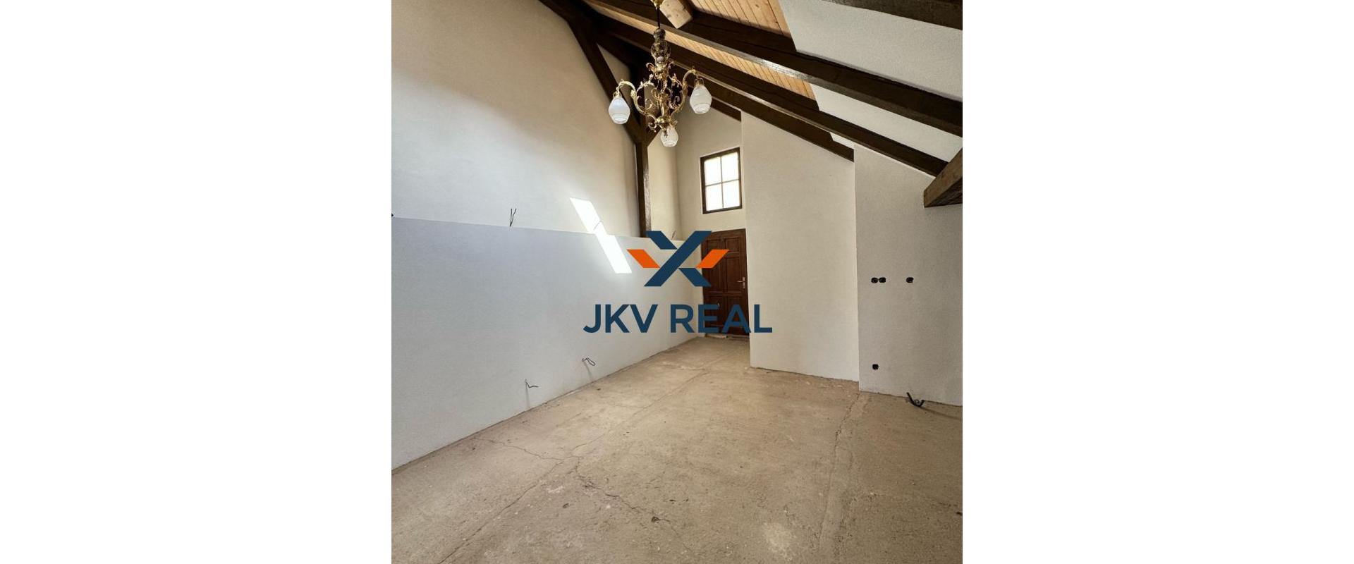 Podkrovný 4. izbový byt na Hlavnej ulici s výťahom, Prešov