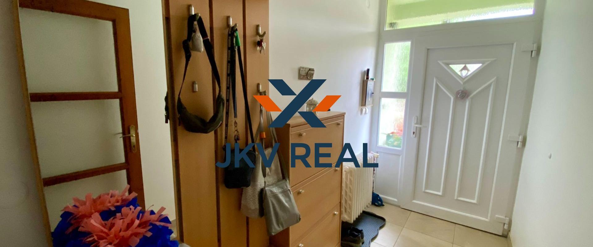 REZERVOVANÉ - RD Tomášov, zimná záhrada, 2x garáž, pozemok 800 m2 celopodpivničený