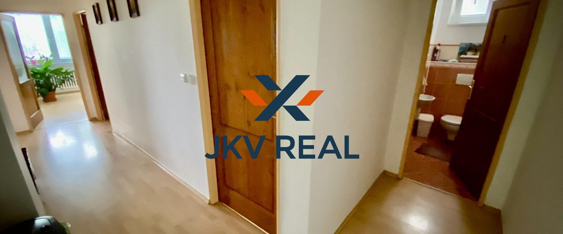 REZERVOVANÉ - RD Tomášov, zimná záhrada, 2x garáž, pozemok 800 m2 celopodpivničený