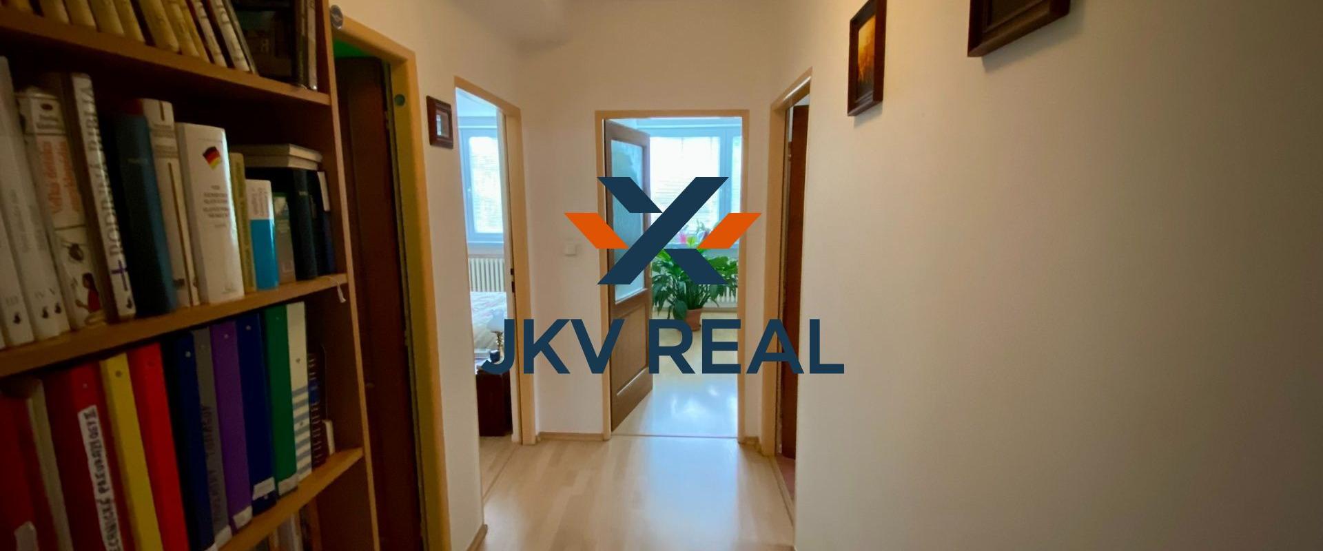 REZERVOVANÉ - RD Tomášov, zimná záhrada, 2x garáž, pozemok 800 m2 celopodpivničený