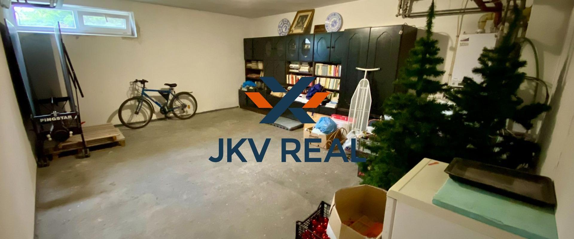 REZERVOVANÉ - RD Tomášov, zimná záhrada, 2x garáž, pozemok 800 m2 celopodpivničený