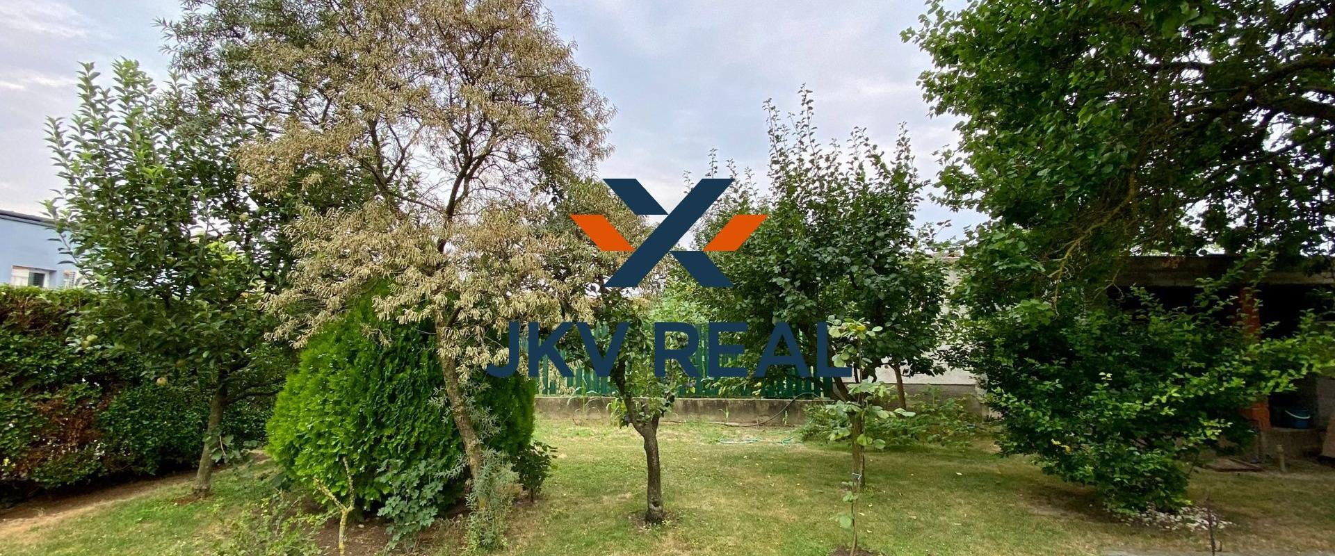 REZERVOVANÉ - RD Tomášov, zimná záhrada, 2x garáž, pozemok 800 m2 celopodpivničený