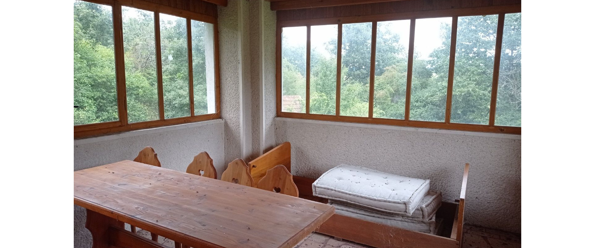 Chata na predaj obklopená zeleňou a pokojom v blízkosti Štiavnických vrchov