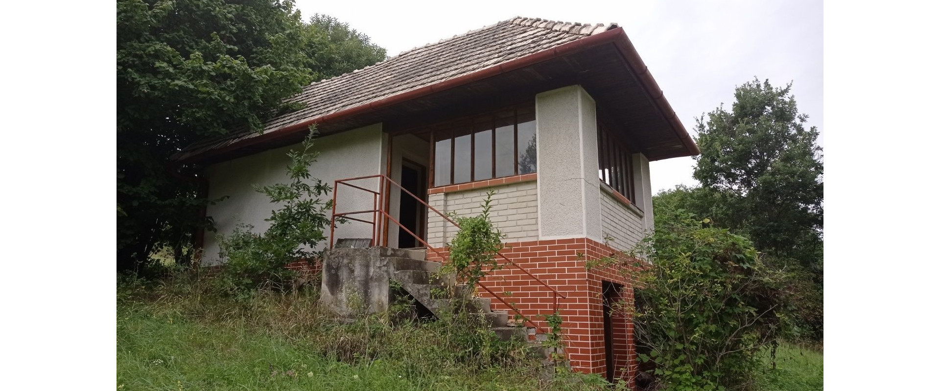 Chata na predaj obklopená zeleňou a pokojom v blízkosti Štiavnických vrchov