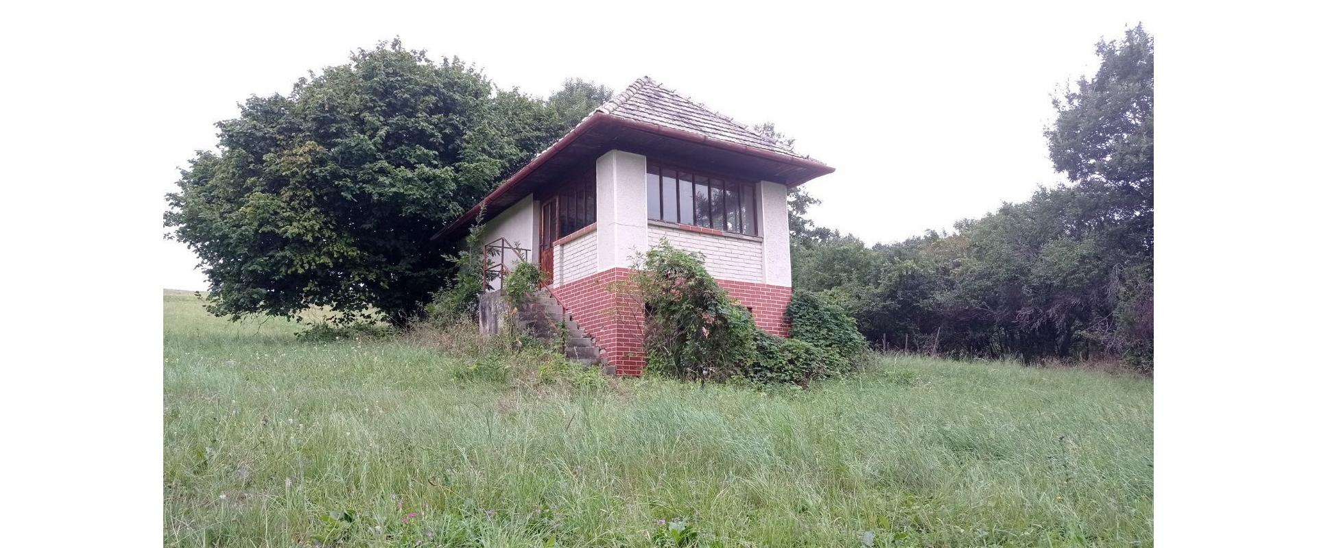 Chata na predaj obklopená zeleňou a pokojom v blízkosti Štiavnických vrchov