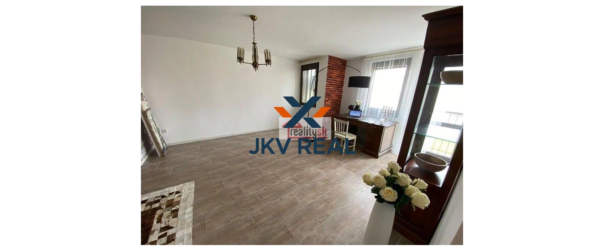 Veľkometrážny dvojizbový byt pod Bratislavským hradom