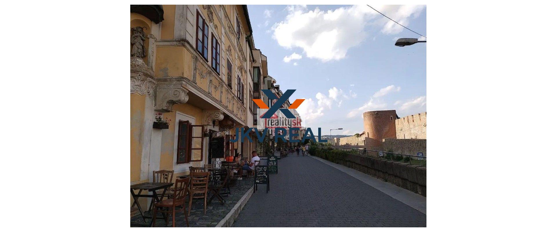 Veľkometrážny dvojizbový byt pod Bratislavským hradom