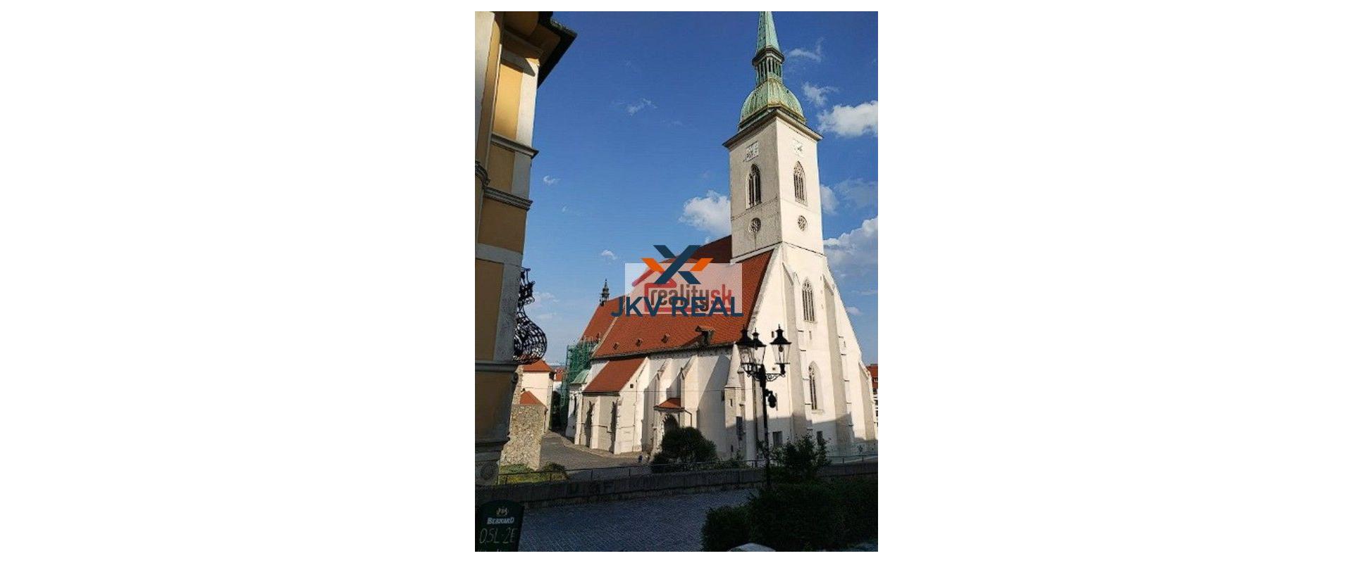 Veľkometrážny dvojizbový byt pod Bratislavským hradom