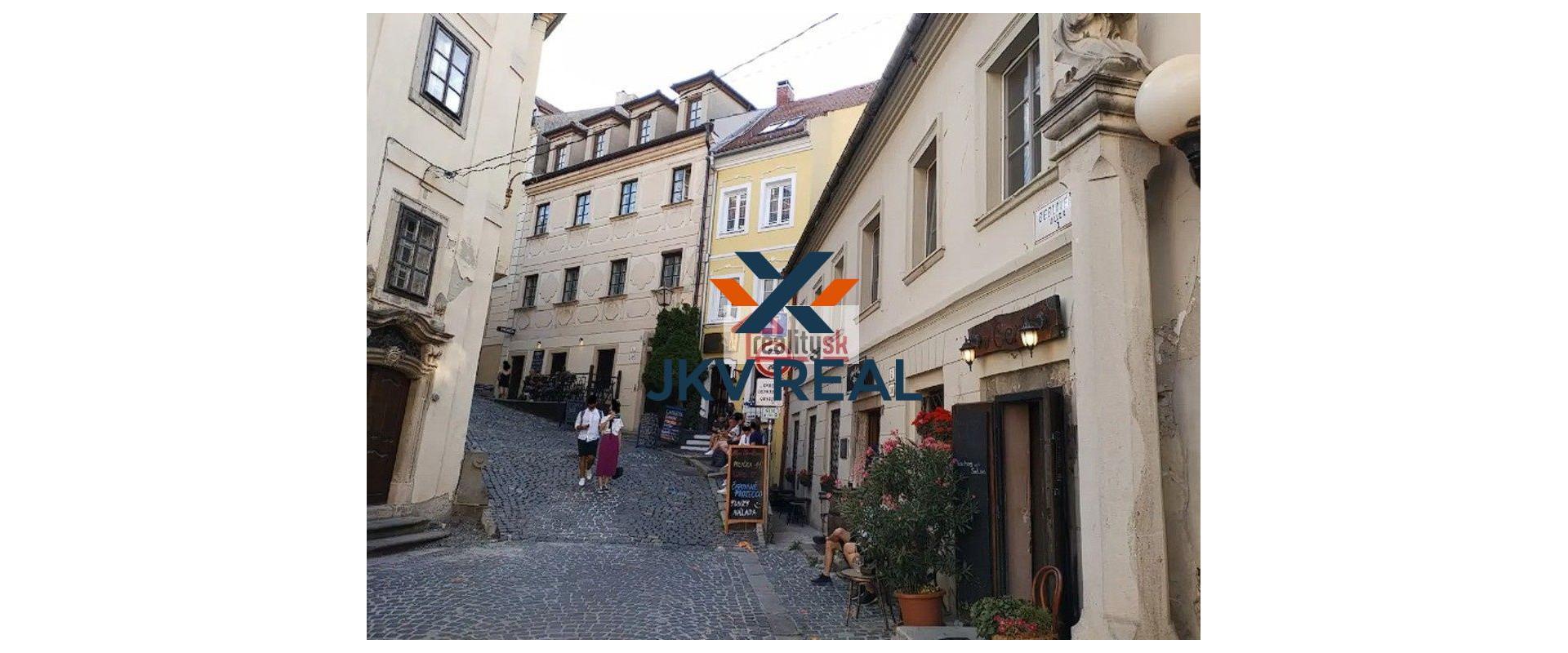 Veľkometrážny dvojizbový byt pod Bratislavským hradom