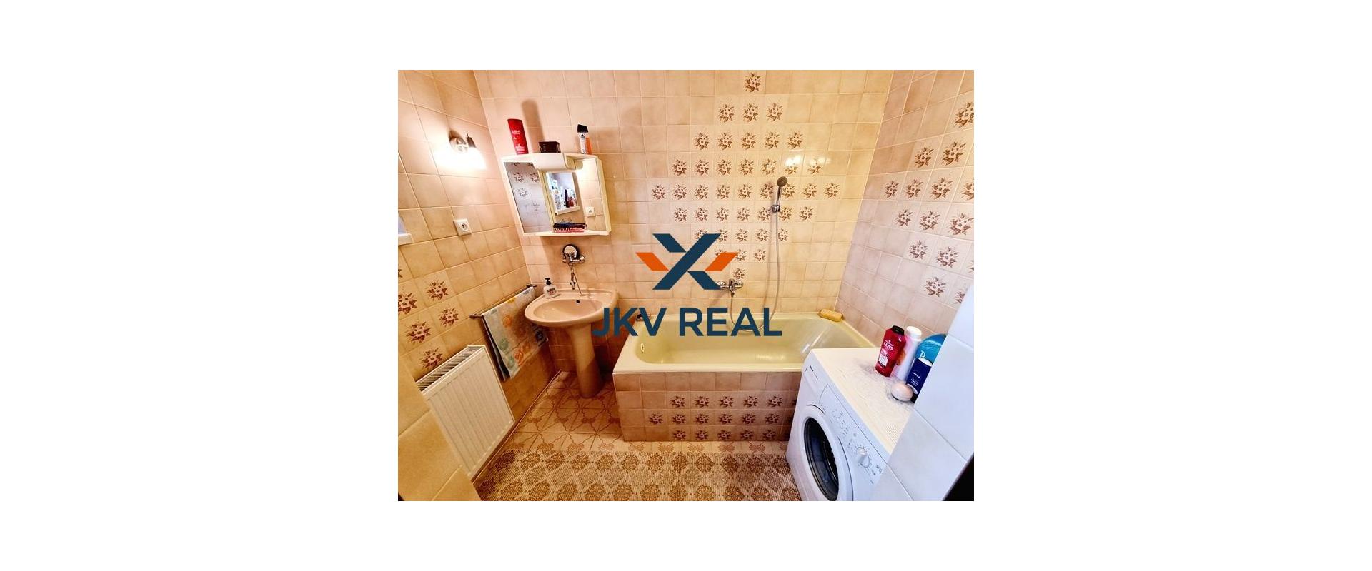 PREDANÉ ! JKV REAL ponúka na predaj 5-izbový dvojpodlažný rodinný dom s veľkou záhradou v obci Malé Leváre.