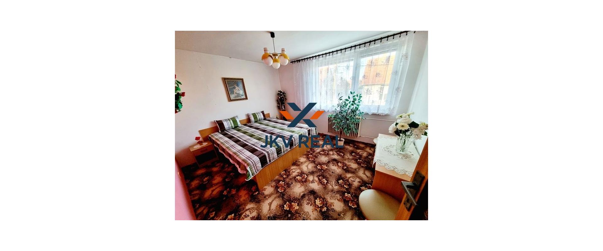 PREDANÉ ! JKV REAL ponúka na predaj 5-izbový dvojpodlažný rodinný dom s veľkou záhradou v obci Malé Leváre.