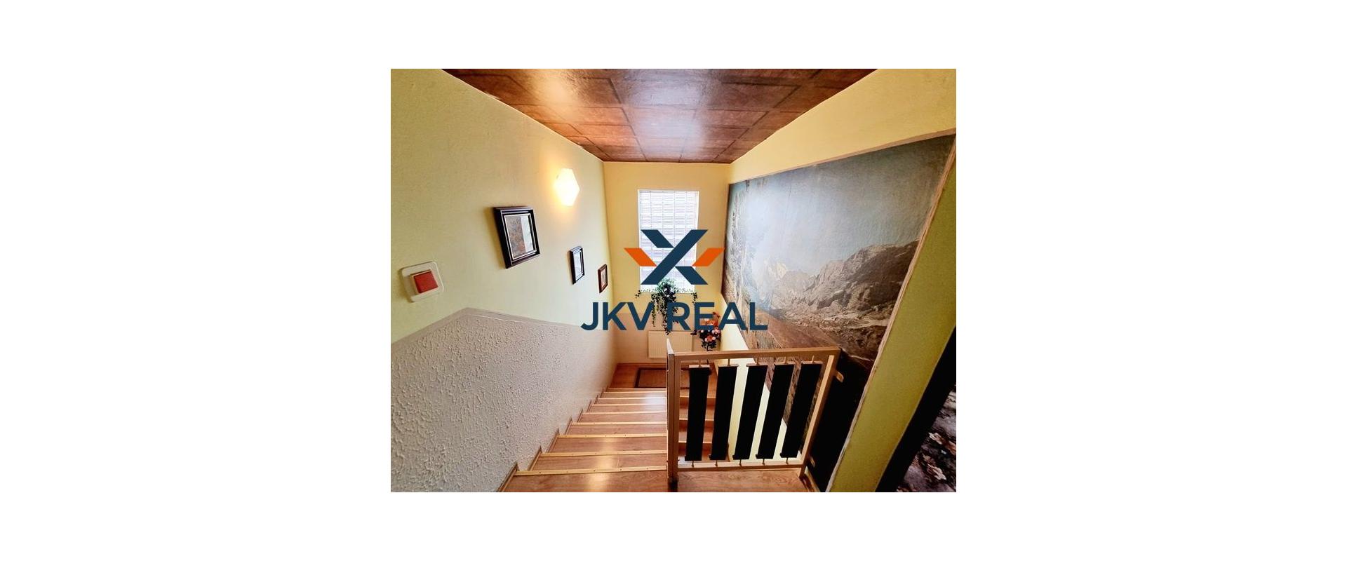 PREDANÉ ! JKV REAL ponúka na predaj 5-izbový dvojpodlažný rodinný dom s veľkou záhradou v obci Malé Leváre.