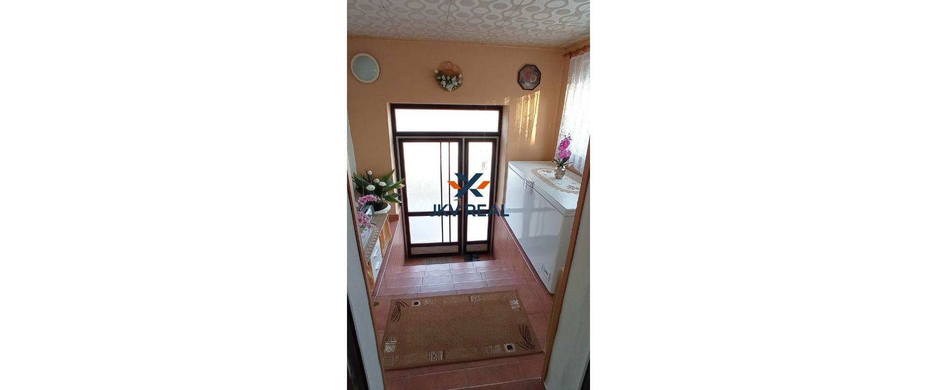 PREDANÉ ! JKV REAL ponúka na predaj 5-izbový dvojpodlažný rodinný dom s veľkou záhradou v obci Malé Leváre.