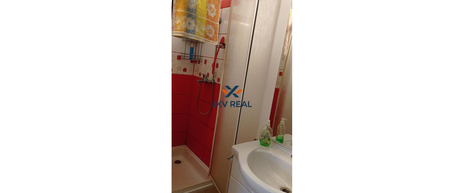 PREDANÉ ! JKV REAL ponúka na predaj 5-izbový dvojpodlažný rodinný dom s veľkou záhradou v obci Malé Leváre.