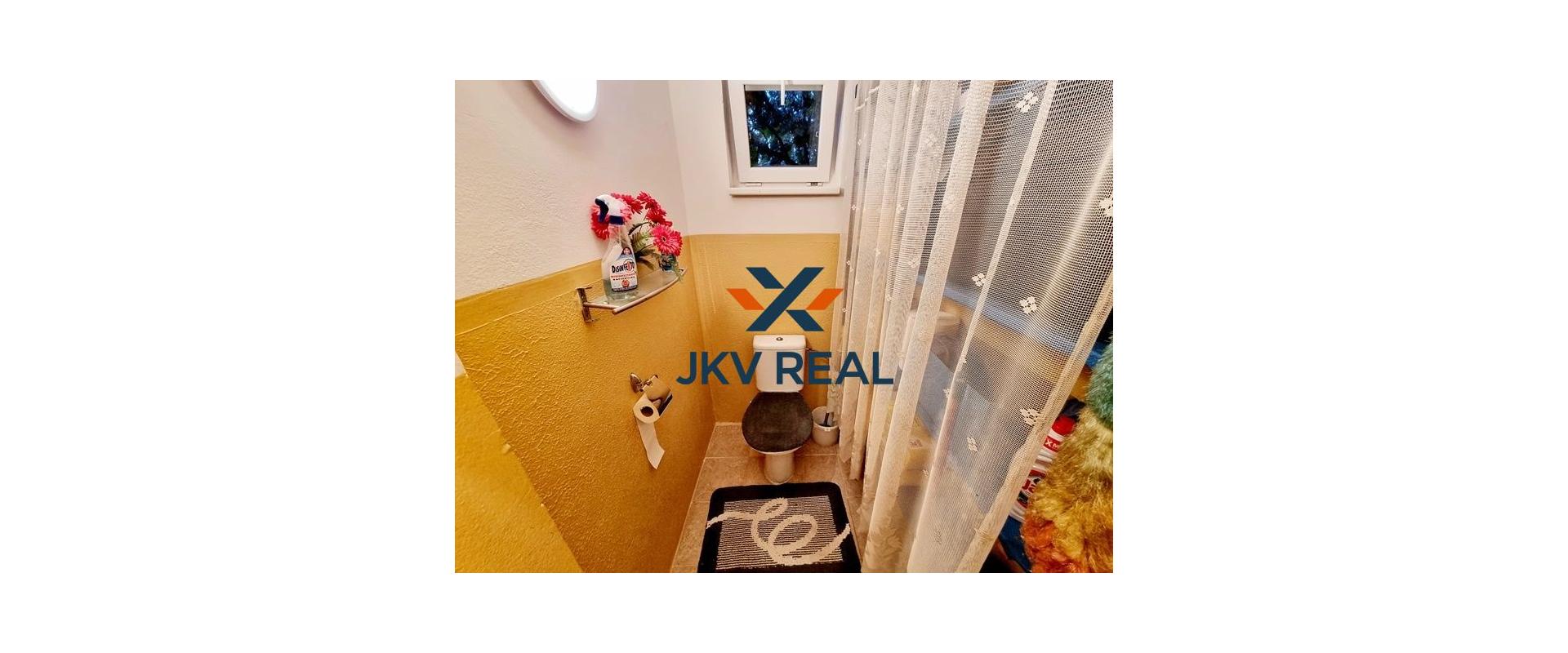 PREDANÉ ! JKV REAL ponúka na predaj 5-izbový dvojpodlažný rodinný dom s veľkou záhradou v obci Malé Leváre.