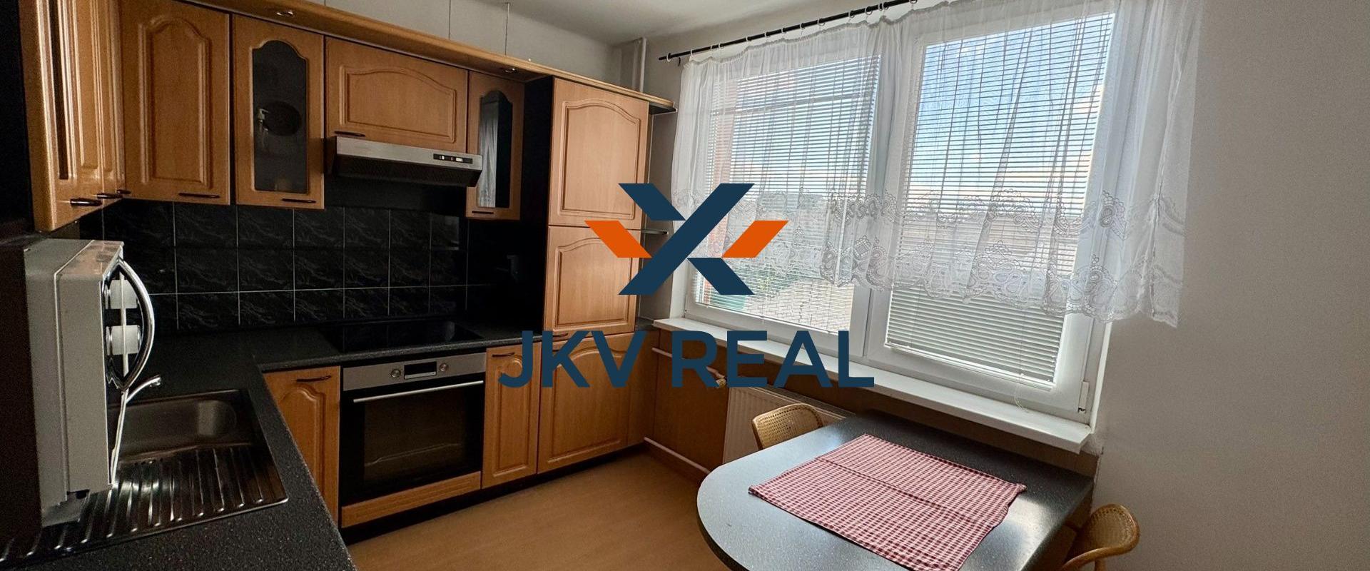 PREDANÝ - Priestranný 2-izbový byt (48m2) s veľkou pivnicou v centre - Slovenský Grob