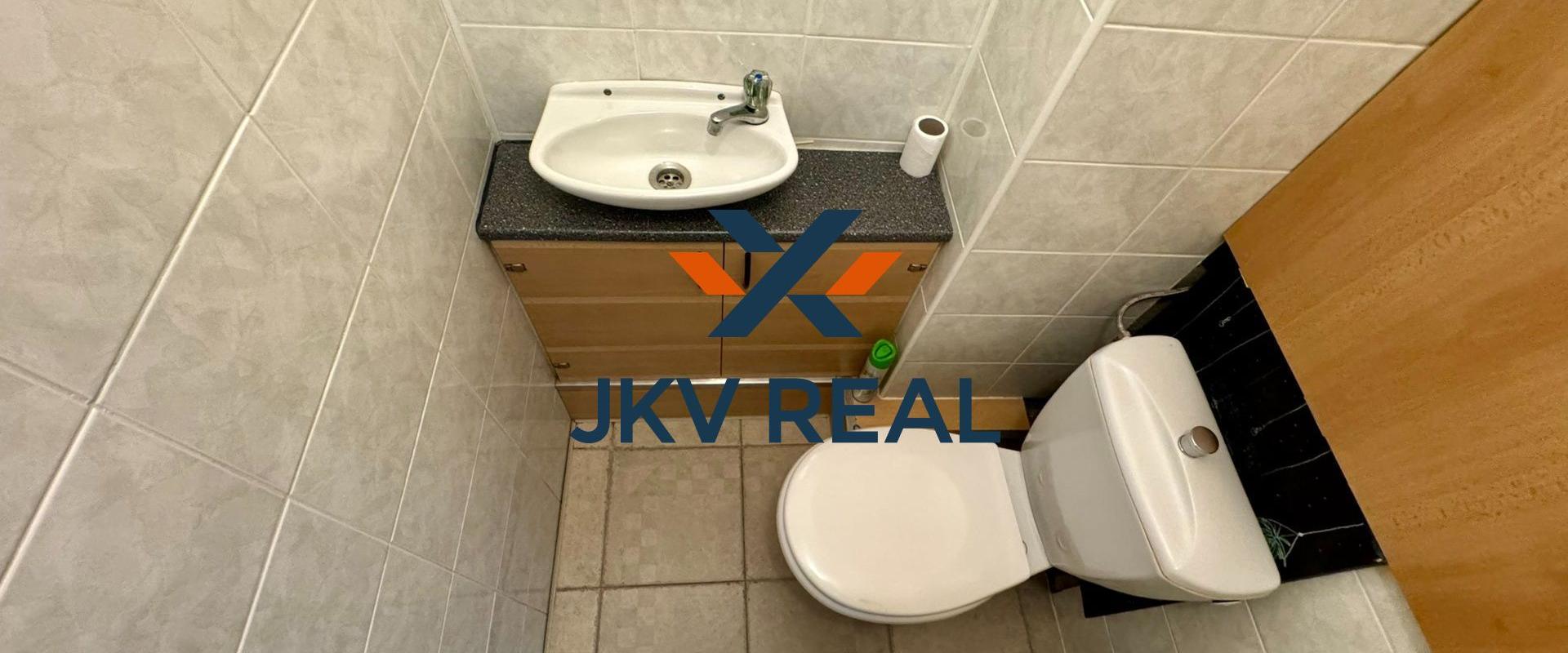 PREDANÝ - Priestranný 2-izbový byt (48m2) s veľkou pivnicou v centre - Slovenský Grob