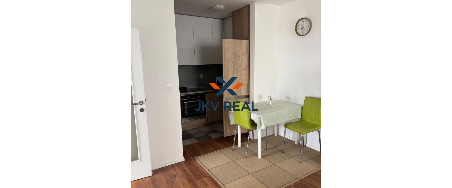 Realitná kancelária JKV REAL ponúka na prenájom kompletne zariadený 2 izbový byt v Pezinku na Myslenickej ulici
