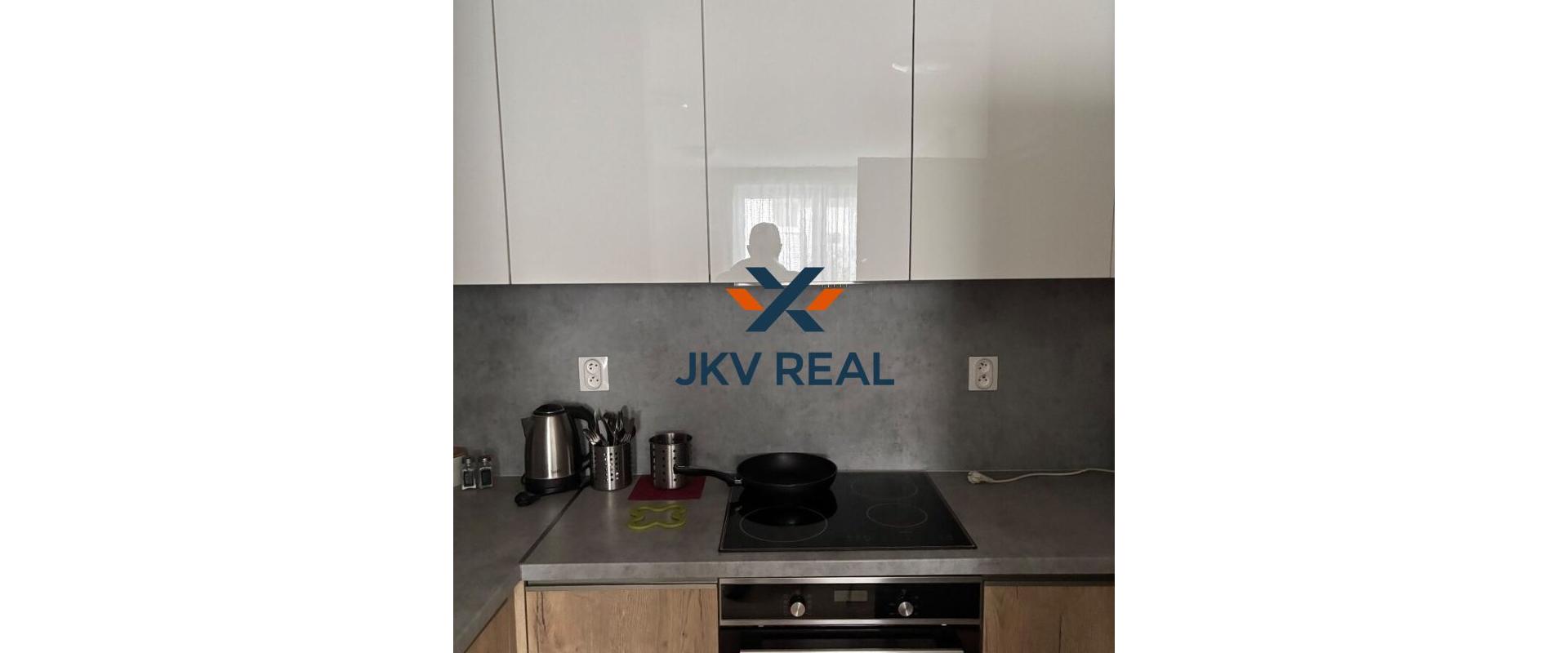 Realitná kancelária JKV REAL ponúka na prenájom kompletne zariadený 2 izbový byt v Pezinku na Myslenickej ulici