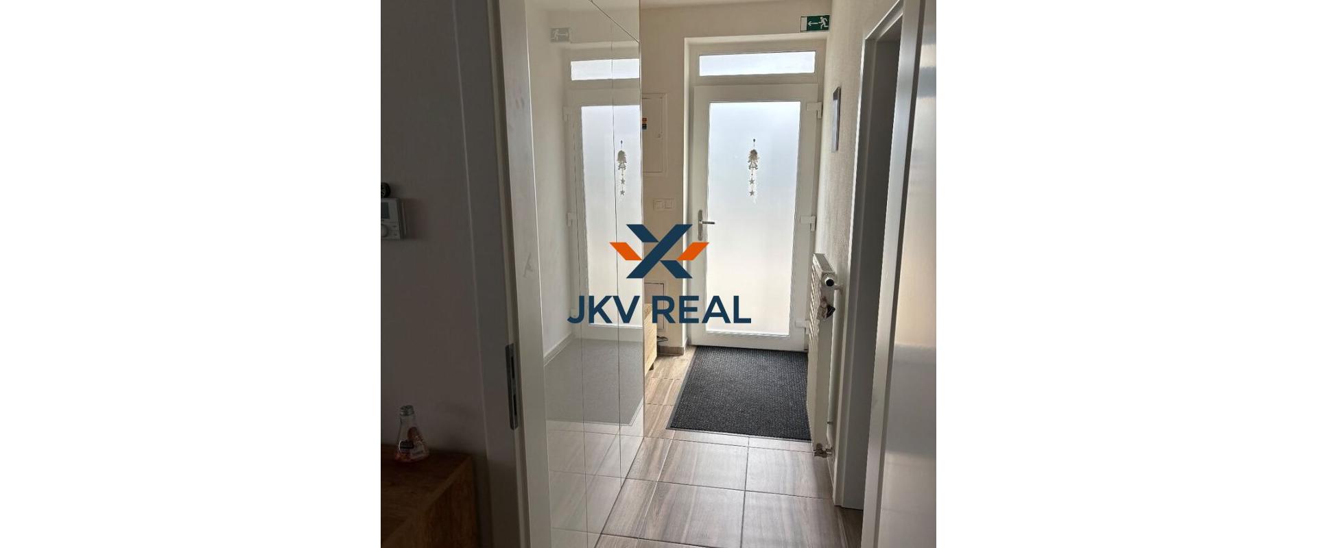 Realitná kancelária JKV REAL ponúka na prenájom kompletne zariadený 2 izbový byt v Pezinku na Myslenickej ulici