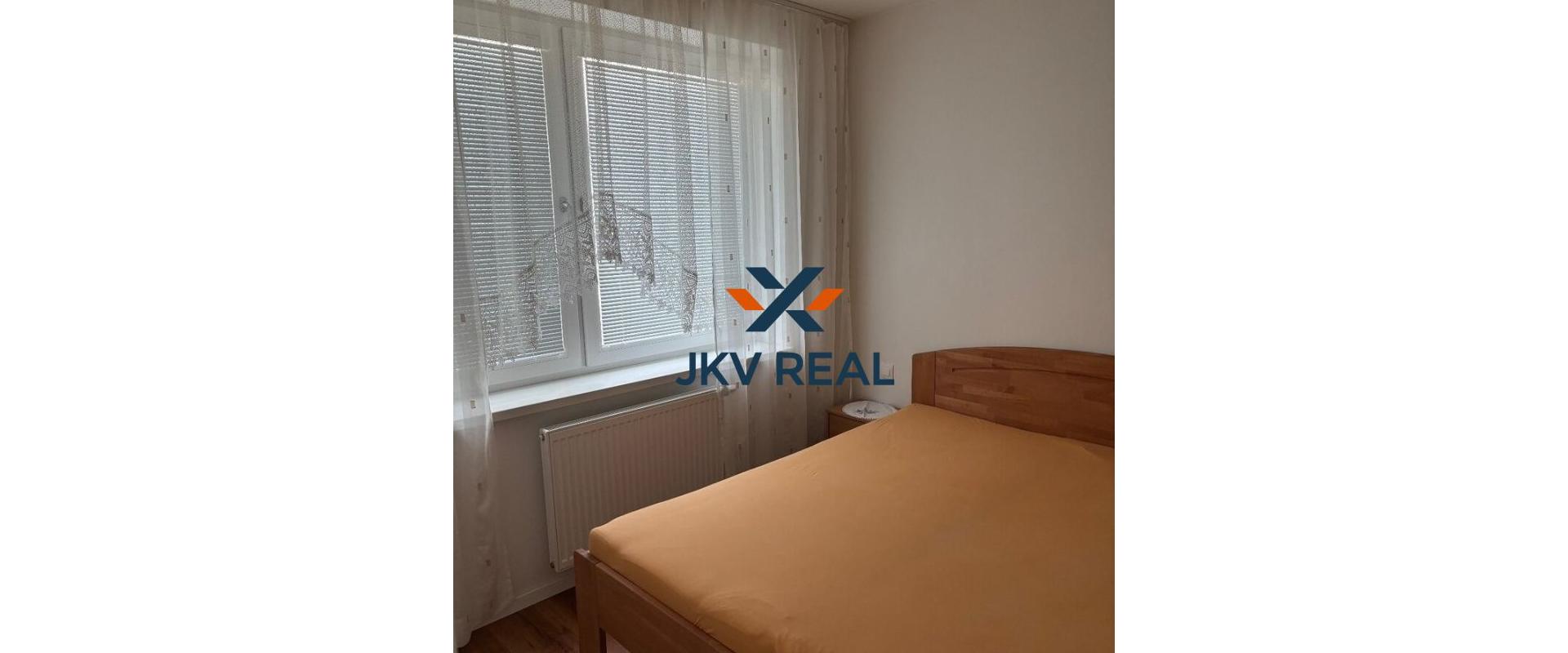 Realitná kancelária JKV REAL ponúka na prenájom kompletne zariadený 2 izbový byt v Pezinku na Myslenickej ulici