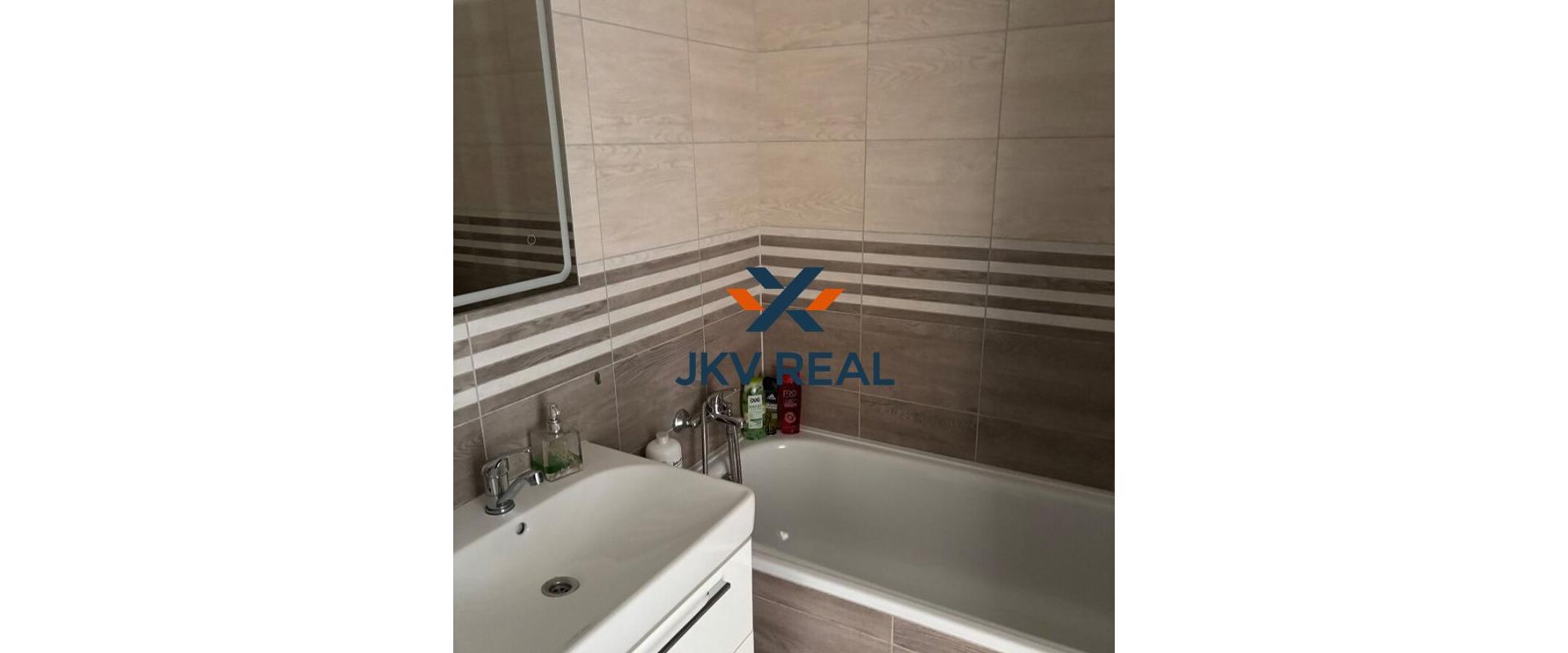 Realitná kancelária JKV REAL ponúka na prenájom kompletne zariadený 2 izbový byt v Pezinku na Myslenickej ulici