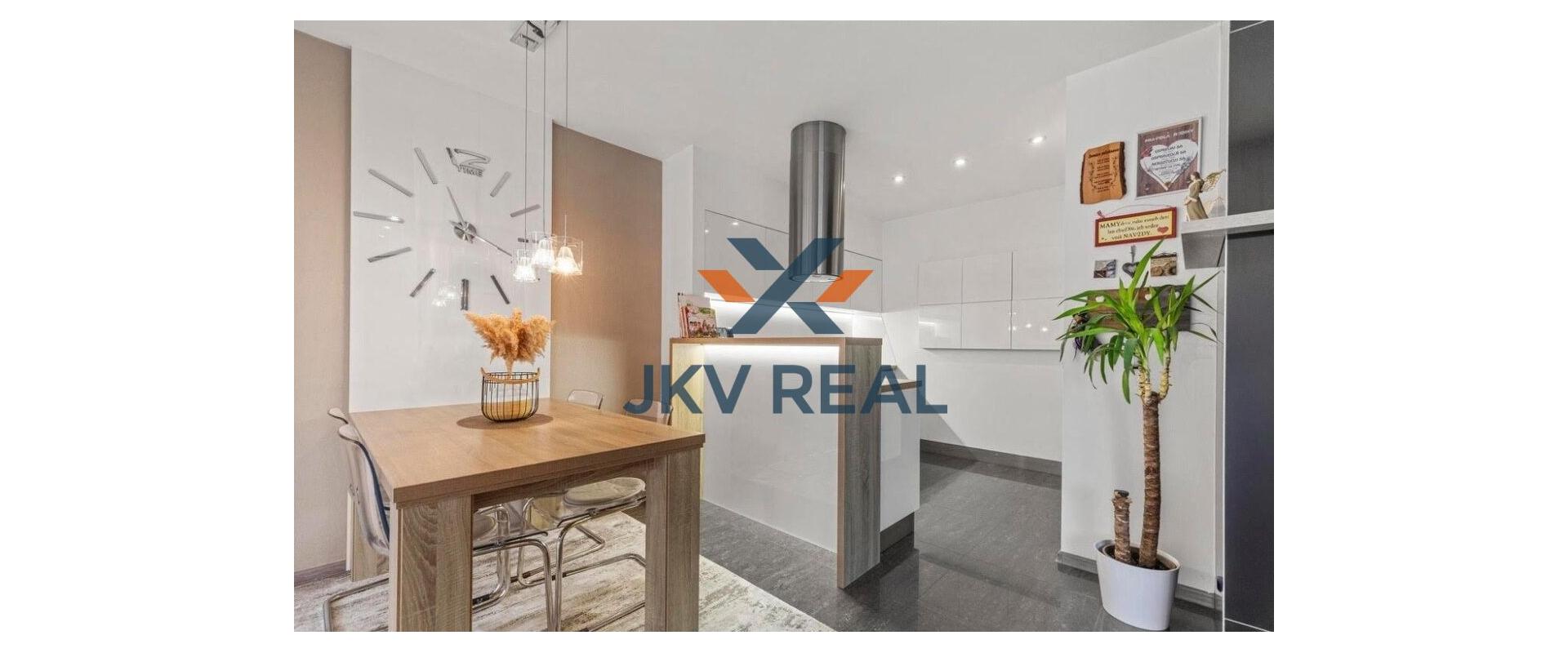 Na predaj 4-izbový rodinný dom  v dvojdome v obci Blatné