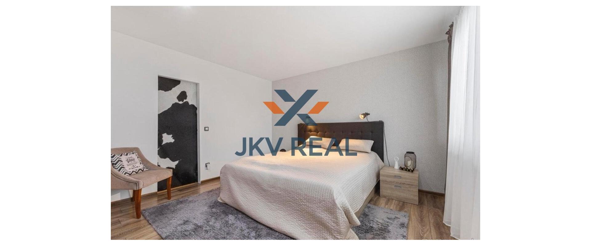 Na predaj 4-izbový rodinný dom  v dvojdome v obci Blatné