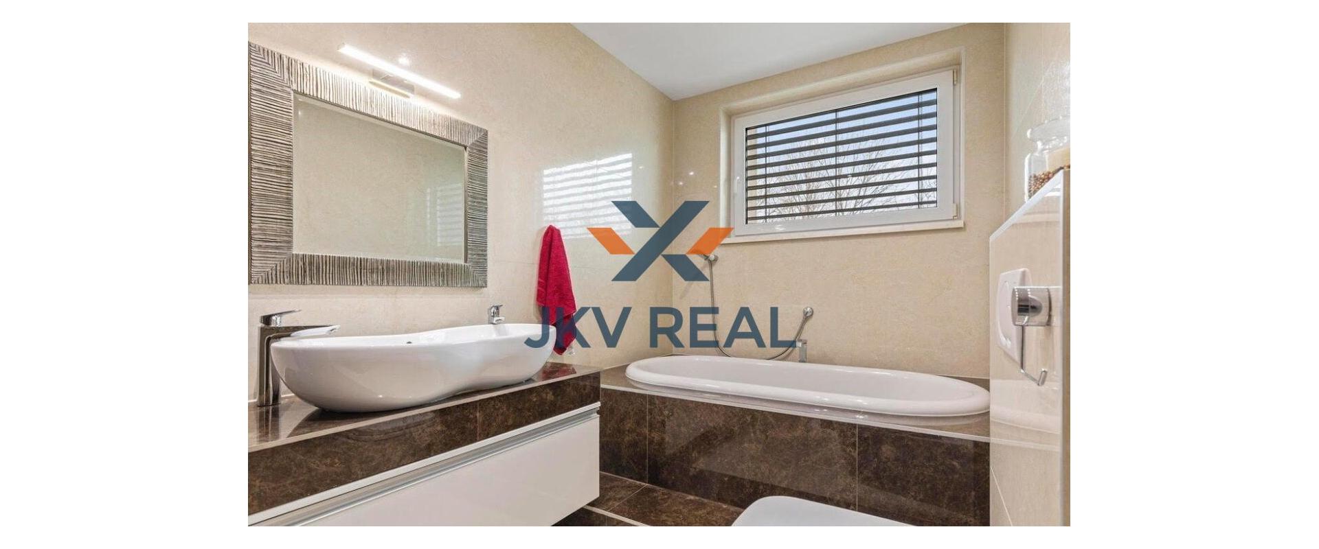 Na predaj 4-izbový rodinný dom  v dvojdome v obci Blatné