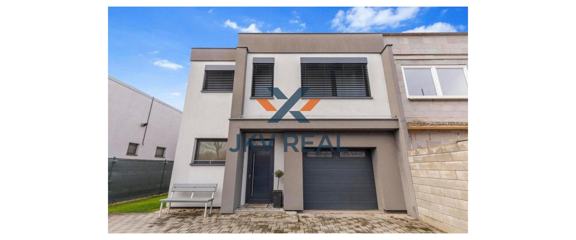 Na predaj 4-izbový rodinný dom  v dvojdome v obci Blatné