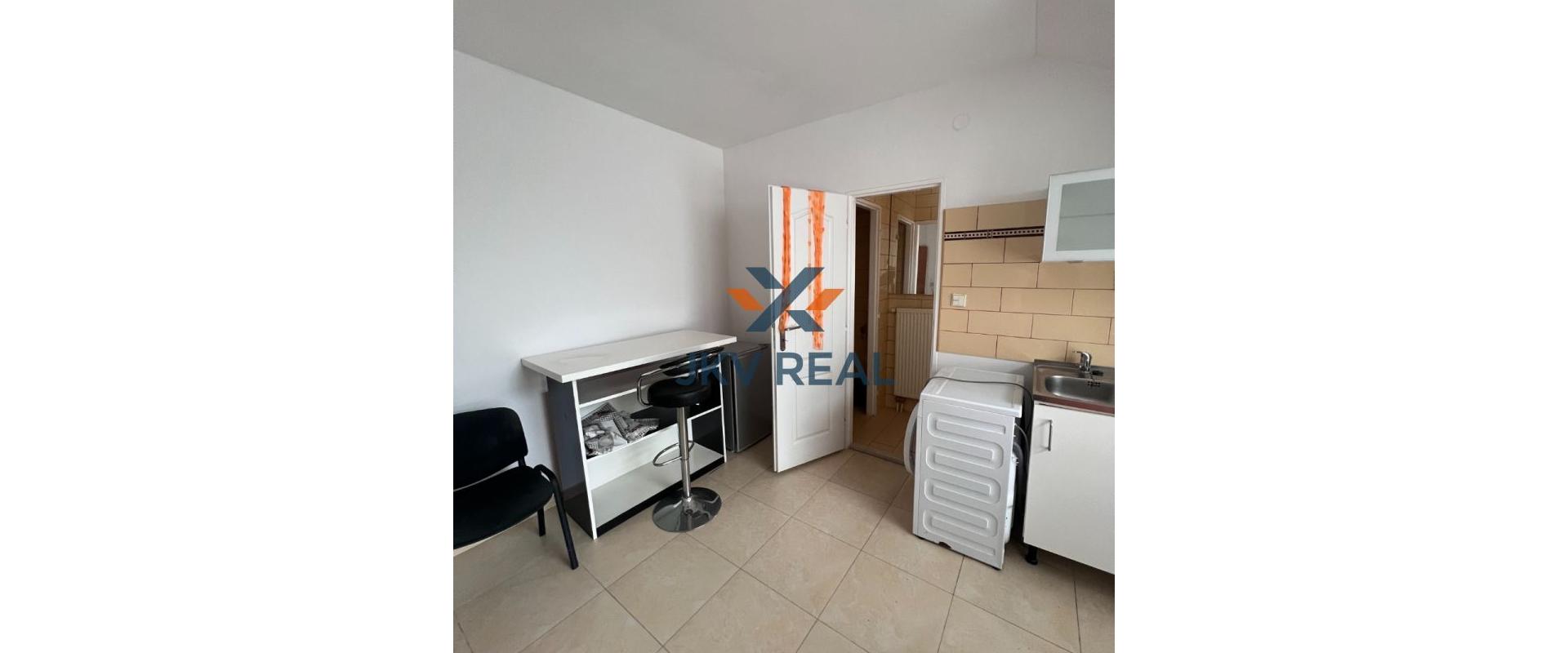 Na prenájom: Podkrovná garsónka s praktickým dispozičným riešením v súkromnom areáli.