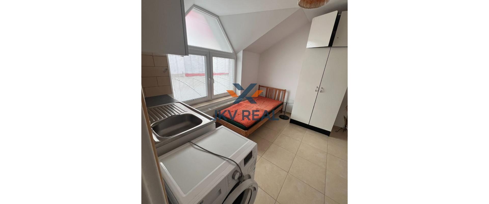 Na prenájom: Podkrovná garsónka s praktickým dispozičným riešením v súkromnom areáli.