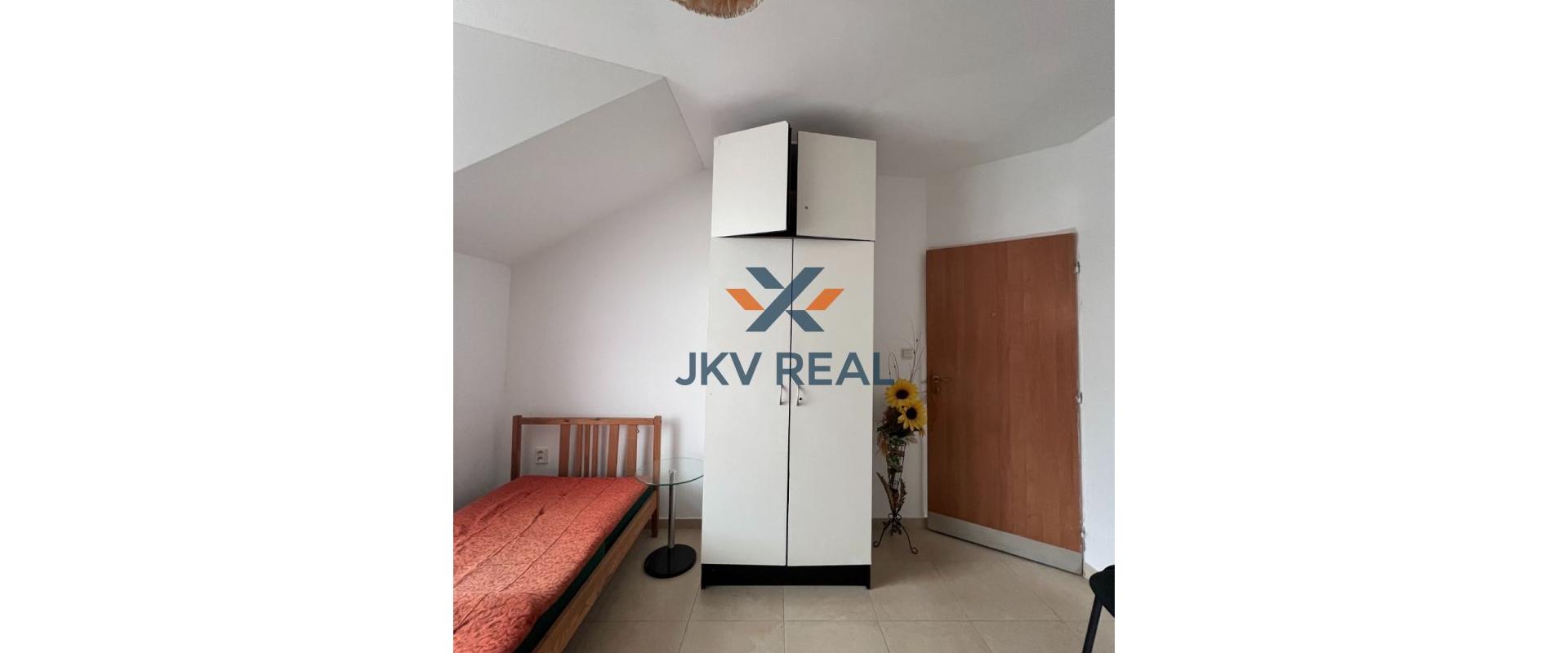 Na prenájom: Podkrovná garsónka s praktickým dispozičným riešením v súkromnom areáli.