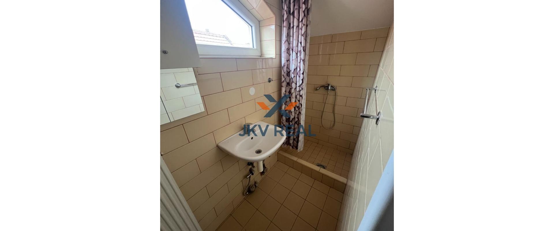 Na prenájom: Podkrovná garsónka s praktickým dispozičným riešením v súkromnom areáli.